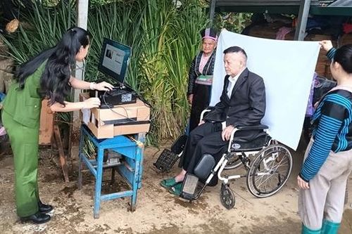 Công an tỉnh Sơn La làm thêm giờ, đến tận nhà đảng viên để lập hồ sơ đổi thẻ Đảng