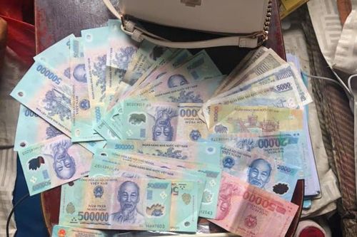 Cụ bà vui mừng nhận lại tiền bỏ quên trên tàu Bắc-Nam