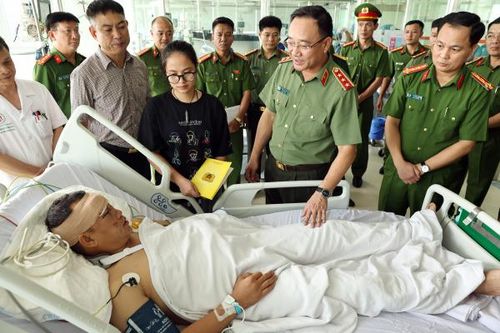 Thứ trưởng Phạm Thế Tùng thăm hỏi, động viên cán bộ CSCĐ bị thương khi làm nhiệm vụ