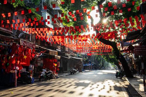 Hà Nội cổ kính trong sắc đỏ rộn ràng lễ hội