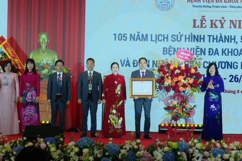 Bệnh viện Xanh Pôn đón nhận Huân chương Lao động hạng Nhất