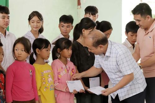 Câu lạc bộ nhà báo xứ Nghệ trao quà học sinh vùng lũ Nghệ An