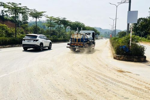 Cần quyết liệt xử lý xe chở đất rơi vãi, gây ô nhiễm môi trường