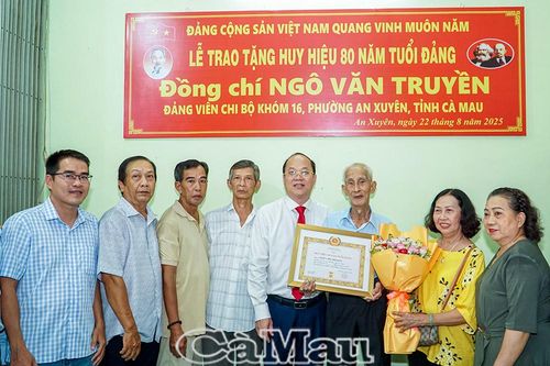 Bí thư Tỉnh ủy Nguyễn Hồ Hải trao huy hiệu Đảng và tặng quà nguyên lãnh đạo tỉnh