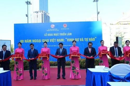 Sở Ngoại vụ TPHCM đón nhận Huân chương Lao động hạng Nhất