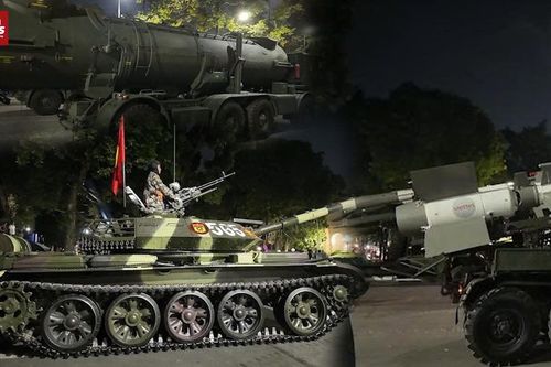 Người dân háo hức chiêm ngưỡng cận cảnh dàn khí tài 'khủng' lăn bánh trên phố