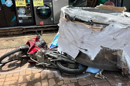 Hai cuộn thép hàng chục tấn rơi khỏi xe đầu kéo, đè bẹp xe máy ở TP.HCM