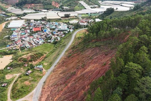 Lâm Đồng chỉ đạo xử lý khẩn cấp tình trạng quả đồi sạt lở, đe dọa khu dân cư