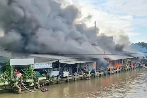 Cháy chợ ở Cà Mau, 56 ki-ốt bị thiêu rụi