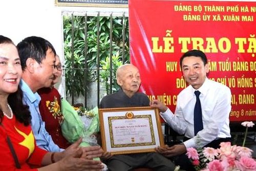 Đảng ủy xã Xuân Mai trao tặng Huy hiệu Đảng dịp 2-9