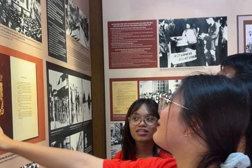 Người dân nô nức về nguồn, tưởng nhớ mùa thu cách mạng