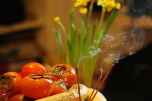 Khung giờ đẹp thắp hương ngày mai - mùng 1 tháng 7 âm lịch và điều nên làm để tháng 'cô hồn' hanh thông, đem lại may mắn