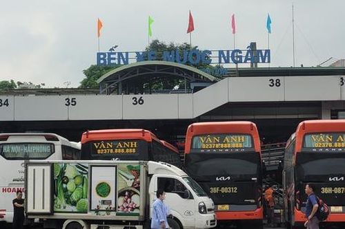 Chống tăng giá vé, Bến xe Nước Ngầm tăng quầy và người bán vé phục vụ nhân dân dịp nghỉ lễ Quốc khánh 2/9