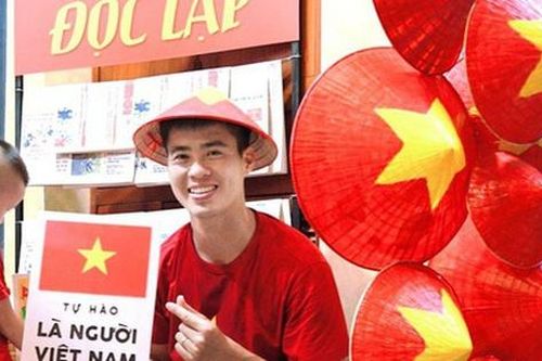 Dân tình 'tấp nập' thích thú chụp ảnh, nhận kem miễn phí trước cửa nhà cầu thủ Duy Mạnh