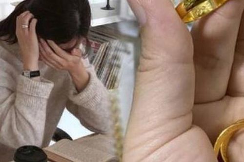 Được mẹ chồng tặng nhẫn vàng 2 chỉ, tôi mừng rỡ đeo ngay, nhưng vừa soi gương thì hoảng hốt tháo ra