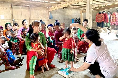 Can thiệp dinh dưỡng trong 1000 ngày đầu đời để trẻ phát triển tốt nhất