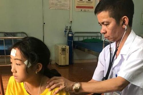'Ông đỡ' nơi địa đầu Tổ quốc: Hơn cả một thầy thuốc là người thân của dân bản