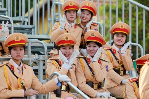 Những khoảnh khắc đẹp của nữ Cảnh sát giao thông sau giờ tập diễu binh