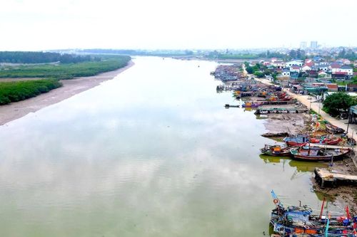 Tàu thuyền gặp khó vì luồng lạch bị bồi lắng