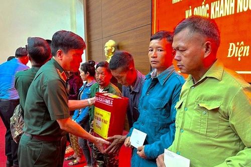 Lãnh đạo Tổng cục Hậu cần - Kỹ thuật trao tặng quà gia đình chính sách tại Điện Biên