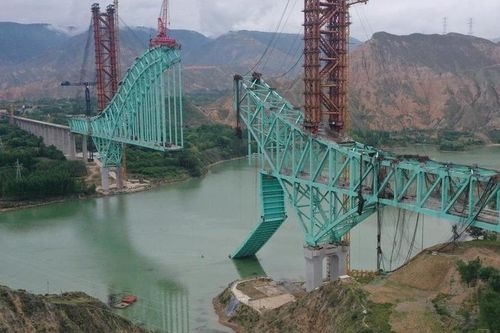 Khoảnh khắc sập cầu đang thi công tại Trung Quốc