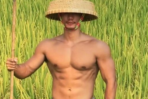 Nam cảnh sát Trung Quốc gây sốt vì lộ cơ bắp khi cứu người