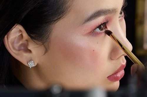 Louis Vuitton gây tranh cãi khi bán son xa xỉ hơn 160 USD