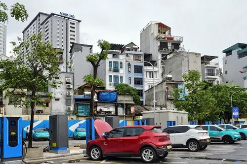 Hà Nội nhiều trạm sạc xe điện được lắp đặt tại các bến xe