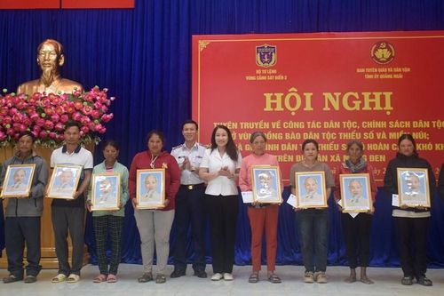 Trao tặng ảnh chân dung Bác Hồ và quà cho các hộ đồng bào DTTS khó khăn