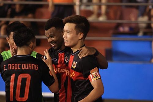 Đội bóng của Hoàng Đức bay cao trong ngày ĐKVĐ V-League trắng tay tại sân Vinh