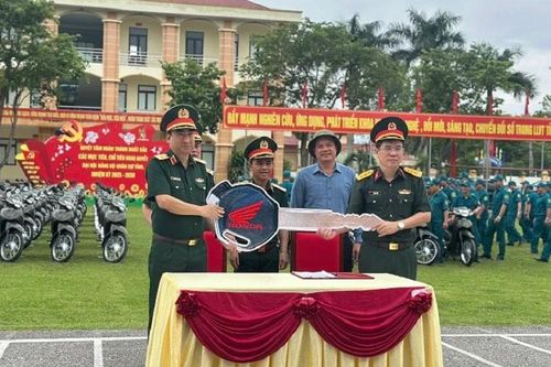 Bàn giao xe mô-tô 2 bánh cho Ban Chỉ huy Quân sự cấp xã tại Điện Biên