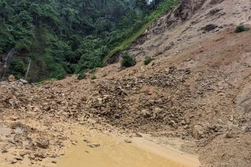 Tuyên Quang: Sạt lở đất gây ách tắc giao thông cục bộ trên đường tỉnh 177