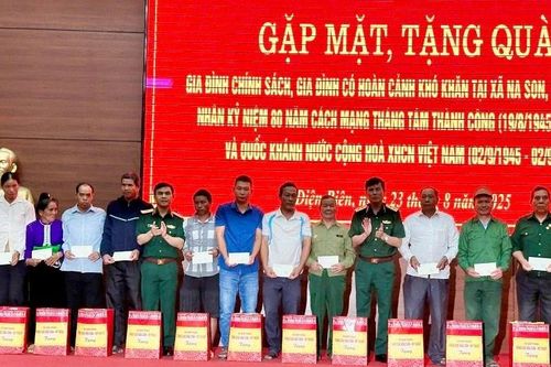 Điện Biên: Tặng quà, tri ân gia đình chính sách tại xã Na Son