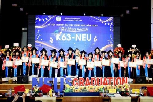 Gần 2.300 sinh viên Đại học Kinh tế quốc dân nhận bằng tốt nghiệp loại Xuất sắc