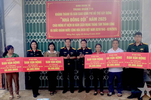 Trung đoàn 719 trao nhà 'Mái ấm công đoàn', 'Nhà đồng đội'