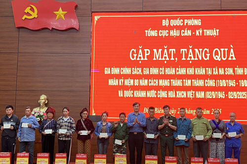 Tổng cục Hậu cần - Kỹ thuật trao quà tặng gia đình chính sách, hộ nghèo xã Na Son (Điện Biên)