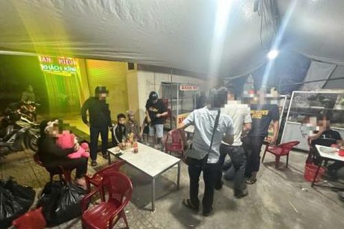 Cảnh sát hình sự Đà Nẵng giải cứu thành công bé gái vụ mua bán người, bị ép làm tiếp viên quán karaoke