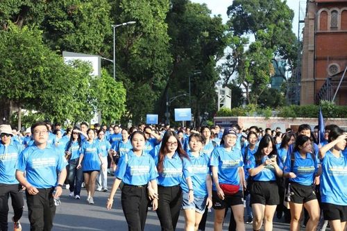 Bạn trẻ TP. HCM hưởng ứng chương trình đi bộ hữu nghị