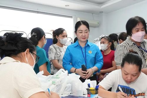 Hơn 200 nữ công nhân được tầm soát ung thư miễn phí