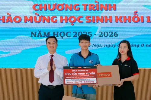 FPT Shop trao 30 combo công nghệ trị giá hơn 320 triệu đồng đến tân sinh viên