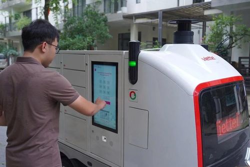 Cận cảnh robot giao hàng tự động có sức chở 400kg của Viettel