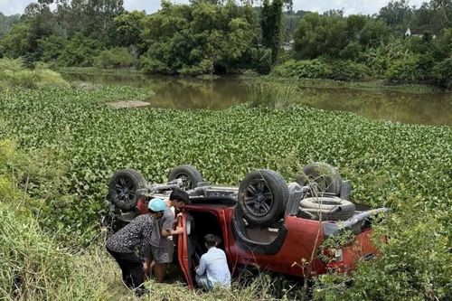 Xe bán tải lật ngửa tại mép sông, thai phụ ở Nghệ An may mắn thoát nạn