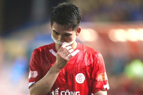 Khuất Văn Khang khâu 10 mũi