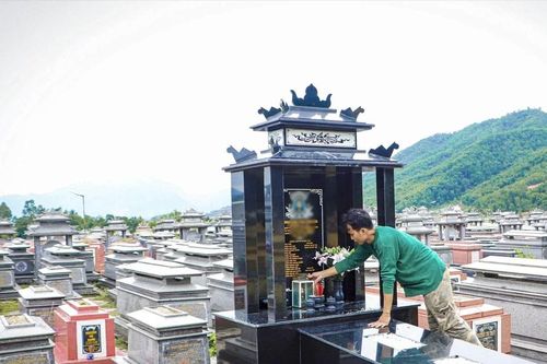 Chàng trai gen Z làm... ôsin cho người đã khuất