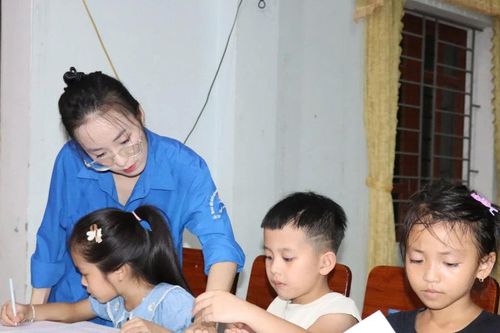 Hành trình ươm mầm tri thức của những 'cô giáo' áo xanh