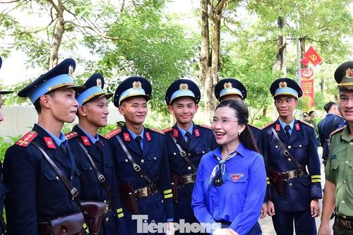 Bí thư T.Ư Đoàn thăm, động viên khối thanh niên tham gia diễu binh, diễu hành 2/9