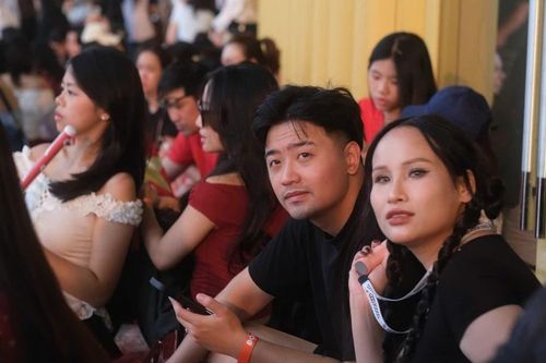 50.000 người đổ về Đông Anh bất chấp mưa trắng trời