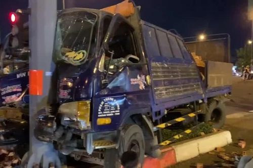 TP.HCM: Xe tải biến dạng sau cú tông trụ đèn giao thông, tài xế thoát chết trong gang tấc