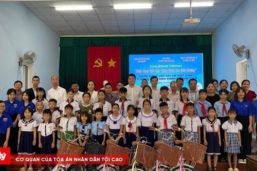 Trao tặng xe đạp cho học sinh vượt khó tại xã Đan Điền