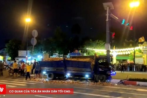 Xe tải tông trụ đèn giao thông, tài xế may mắn thoát chết